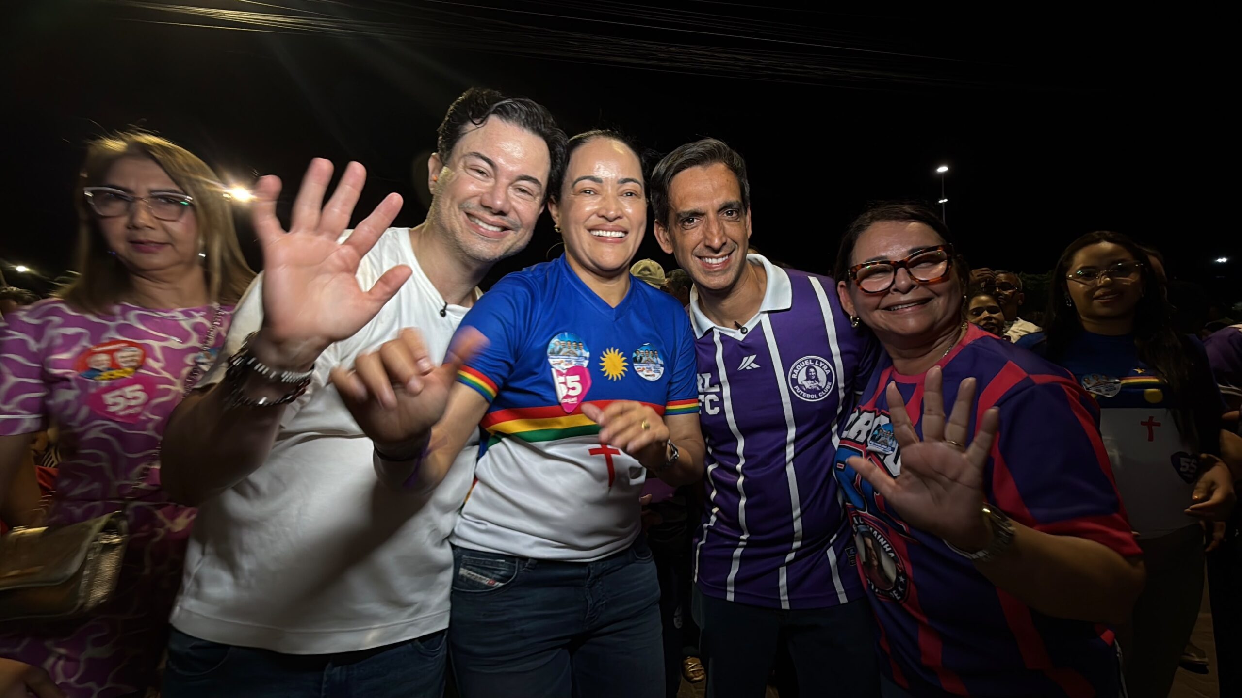 Sertânia reúne multidão em ato político e celebra aniversário da prefeita Pollyanna Abreu