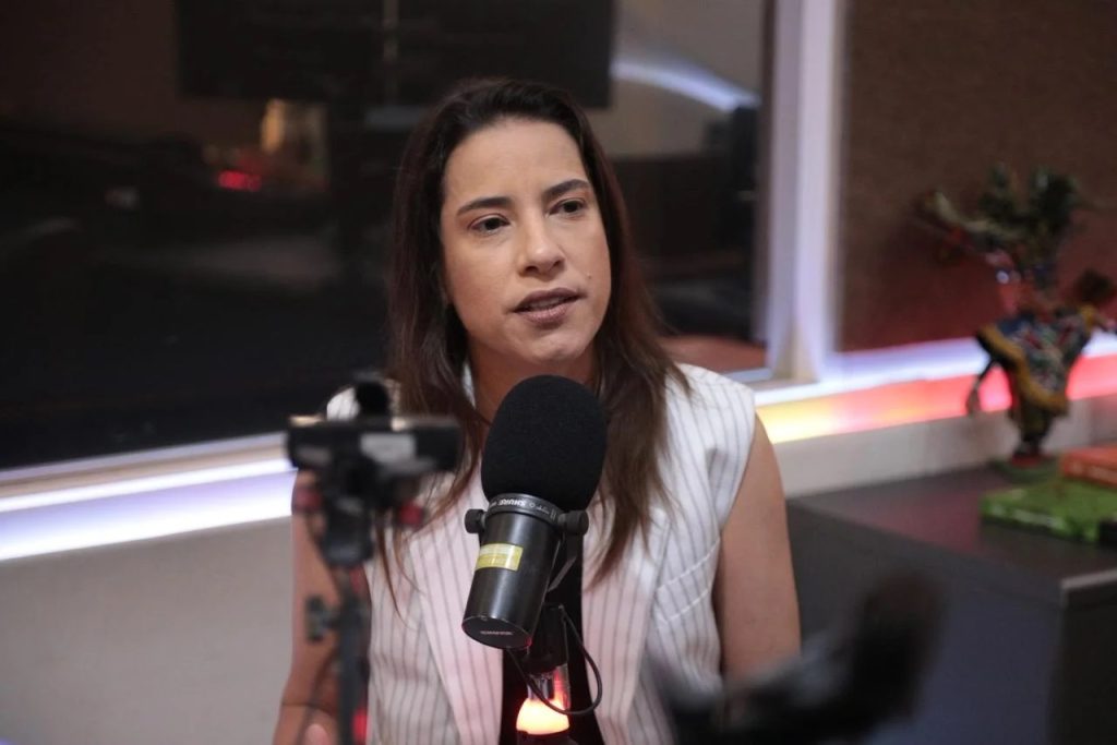Intervenção na Rua Alzira Rosa, no bairro Brotas, recebeu investimento de R$ 279 mil e contemplou mais de 2 mil metros quadrados de pavimentação.  A Prefeitura de Afogados da Ingazeira entrega nesta quarta-feira (16), às 16h30, a pavimentação da Rua Alzira Rosa, localizada no bairro Brotas, às margens da PE-292.  A intervenção faz parte do programa municipal “Minha Rua é 10”. Segundo a gestão, foram investidos R$ 279 mil na execução do serviço.  De acordo com o secretário municipal de Infraestrutura, Odílio Lopes, a obra contemplou 2.093 metros quadrados de pavimentação em paralelepípedos.  A inauguração contará com a presença do prefeito Sandrinho Palmeira e integrantes da administração municipal.  Foto: Reprodução