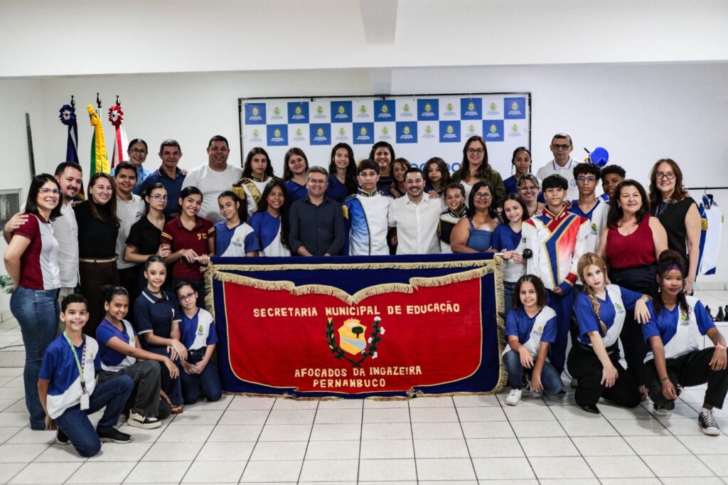 Prefeitura de Afogados entregou fardamentos a bandas marciais