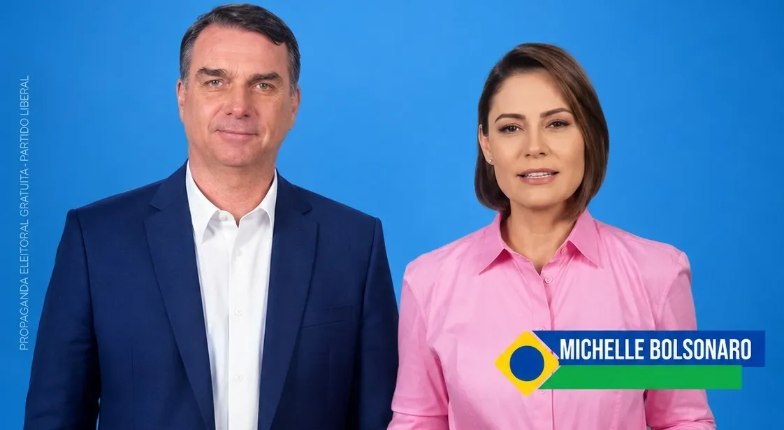Após crise pública, Flávio Bolsonaro e Michelle aparecem juntos em propaganda eleitoral