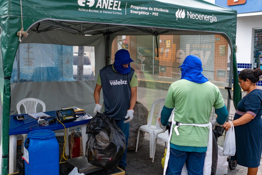 Consumidores podem trocar materiais recicláveis por desconto na conta de energia
