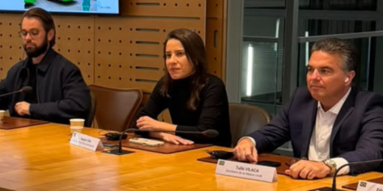 Raquel Lyra discute modernização da frota de ônibus e abastecimento de água em Paris