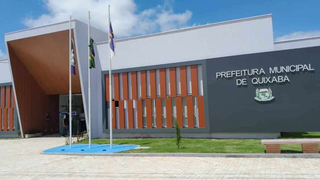 Prefeitura de Quixaba regulamenta bônus de R$ 6 mil para professores comprarem equipamentos tecnológicos