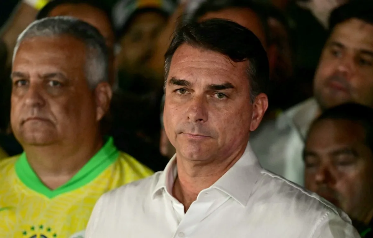 Aliados de Flávio Bolsonaro em Pernambuco rejeitam versão de fuga e defendem “exílio político”