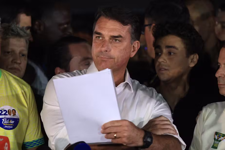 Reunião de emergência, roteiro abandonado e medo de prisão: os bastidores da derrota de Flávio Bolsonaro